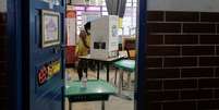 Mulher vota durante eleições muncipais em seção eleitoral no Complexo do Alemão, no Rio de Janeiro
15/11/2020 REUTERS/Ricardo Moraes  Foto: Reuters