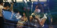 Pessoas usando máscaras em trem nos arredores de Tóquio
05/08/2021 REUTERS/Jorge Silva  Foto: Reuters