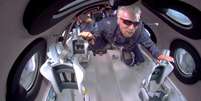 Richard Branson flutua dentro de nave espacial da Virgin Galactic. 11/7/2021 Virgin Galactic/Handout via REUTERS.  Foto: Reuters