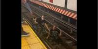 Homem salta nos trilhos do metrô de Nova York para salvar cadeirante  Foto: Reprodução Twitter / @SubwayCreatures / Estadão