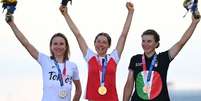 A ciclista e matemática Anna Kiesenhofer (centro) é a primeira medalhista de ouro da Áustria desde os Jogos de Atenas de 2004  Foto: Getty Images / BBC News Brasil