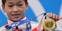 Quan Hongchan, da China, mostra sua medalha de ouro conquistada nesta quinta-feira Marko Djurica/Reuters  Foto:  Marko Djurica / Reuters
