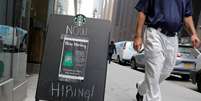 Anúncio de contratação em loja da Starbucks em Nova York
26/05/2021. 
REUTERS/Andrew Kelly/File Photo  Foto: Reuters