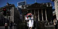 Pessoa caminha por Londres, Reino Unido, em meio à pandemia de Covid-19
29/07/2021 REUTERS/Henry Nicholls  Foto: Reuters