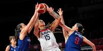 Brittney Griner, cestinha dos EUA, é marcada de perto por duas sérvias na semifinal  Foto: Kareem Elgazzar-USA TODAY Sports/Reuters