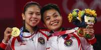 Greysia Polii e Apriyani Rahayu, campeãs de duplas de badminton na Indonésia recebem a medalha de ouro Leonhard Foeger/File Photo/Reuters  Foto: Leonhard Foeger/File Photo  / Reuters