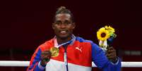 Julio Cesar La Cruz , de Cuba, exibe a medalha conquistada nesta sexta-feira nos Jogos Olímpicos de Tóquio Stoyan Nenov/Reuters  Foto:  Stoyan Nenov / Reuters