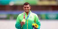 Isaquias Queiroz e a medalha de ouro da canoagem em velocidade C1 1000m (Miriam Jeske/COB)  Foto: LANCE!