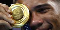 Hebert Souza comemora a medalha de ouro na categoria até 75 quilos do boxe  Foto: Reuters