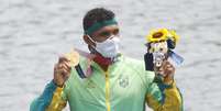 Isaquias Queiroz exibe a sua medalha de ouro no pódio dos Jogos Olímpicos  Foto: Maxim Shemetov/Reuters