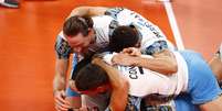 Jogadores argentinos comemoram a histórica vitória sobre o Brasil nos Jogos de Tóquio  Foto: Carlos Garcia Rawlins/Reuters