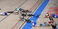 Acidente durante a final do ciclismo de pista neste domingo nos Jogos Olímpicos (Foto: Greg Baker/AFP)  Foto: Lance!