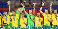 Jogadores da Seleção Brasileira de Futebol descumpriram uma regra ao não utilizarem o agasalho (Tiziana FABI / AFP)  Foto: Lance!