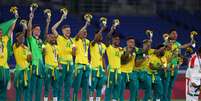 Jogadores brasileiros comemoram a medalha de ouro no pódio, em Yokohama  Foto: Amr Abdallah Dalsh/Reuters