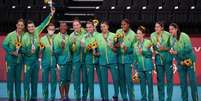 Jogadoras da Seleção Brasileira de vôlei exibem a medalha de prata no pódio em Tóquio  Foto: Ivan Alvarado/Reuters