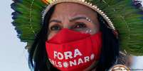 Mulher indígena protesta contra Bolsonaro em Brasília, em junho de 2021  Foto: DW / Deutsche Welle