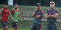 Renato Gaúcho relacionou Lázaro (de colete verde) para o jogo contra o Olimpia (Foto: Alexandre Mendes/Flamengo)  Foto: Lance!