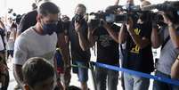 Messi passou pelo aeroporto de Barcelona e está indo para Paris (Josep LAGO / AFP)  Foto: Lance!