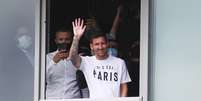 Lionel Messi acena para a torcida do PSG no aeroporto de Paris nesta terça-feira Yves Herman/Reuters  Foto: Yves Herman  / Reuters