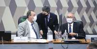 Omar Aziz (PSD-AM), Randolfe Rodrigues e Renan Calheiros durante sessão da CPI  Foto: Jefferson Rudy / Agência Senado