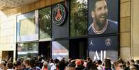 Loja do Paris Saint-Germain no Parque dos Príncipes teve grandes filas em busca de camisa de Messi (Foto: AFP)  Foto: Lance!