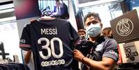 Torcedores ao redor do mundo já garantiram suas camisas do PSG com o nome de Messi e o número 30 (Foto: AFP)  Foto: Lance!