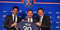 Messi recebe camisa do PSG   Foto: AdNews