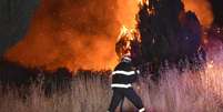 Onda de calor do Mediterrâneo levou à propagação de incêndios florestais em todo sul da Itália  Foto: Reuters / BBC News Brasil
