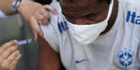 Profissional de saúde aplica vacina contra Covid-19 em pessoa em situação de rua no centro do Rio de Janeiro
27/05/2021 REUTERS/Ricardo Moraes  Foto: Reuters