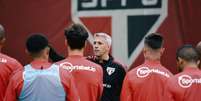 Crespo conversa com jogadores no CT da Barra Funda; técnico espera pela recuperação de lesionados  Foto: Reprodução/Fellipe Lucena/@saopaulofc