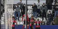 Gabriel comemora um dos seus dois gols na vitória sobre o Olimpia no Paraguai  Foto: Alexandre Vidal/Flamengo