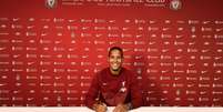 Virgil van Dijk assinou novo contrato com o Liverpool até 2025 (Reprodução/@LFC)  Foto: Lance!