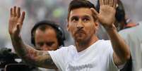 Messi foi celebrado pela torcida do PSG  Foto: Sarah Meyssonnier / Reuters