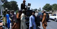 Combatentes do Talibã patrulham uma rua em Herat, no Afeganistão  Foto: Stringer / Reuters