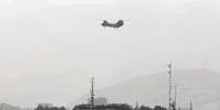 Helicóptero de transporte militar sobrevoa Cabul, Afeganistão  Foto: Stringer / Reuters