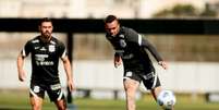 Luan durante treino ao lado de Giuliano no CT Joaquim Grava (Foto: Rodrigo Coca/Ag. Corinthians)  Foto: LANCE!