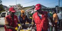 Socorristas retiram uma criança ferida dos escombros causados por um forte terremoto que atingiu o Haiti no sábado   Foto: Ralph Tedy Erol / Reuters