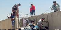Homem puxa menina para entrar no aeroporto de Cabul, no Afeganistão
16/08/2021
REUTERS/Stringer  Foto: Reuters