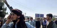 Integrante do Talibã em ação no aeroporto de Cabul  Foto: Reuters