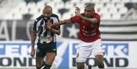 Chay disputa a bola com defensor em Botafogo x Brasil de Pelotas (Foto: Vítor Silva/Botafogo)  Foto: Lance!