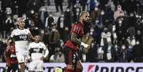 Segundo a Conmebol, camisa de Gabigol era uma das que estavam em desacordo (Foto: Christian ALVARENGA / AFP)  Foto: Lance!