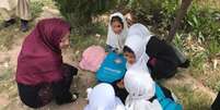 Amina visita alunas de uma escola na província de Herat  Foto: Arquivo pessoal / BBC News Brasil