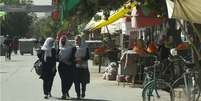 Mulheres caminham em Cabul em 15 de agosto  Foto: Getty Images / BBC News Brasil