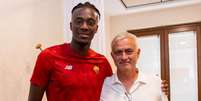  Tammy Abraham chega a Roma a pedido de Mourinho Divulgação Roma  Foto: Divulgação  / Roma