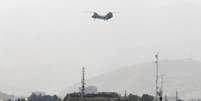 Helicóptero militar dos EUA sobrevoa Cabul durante a retirada de americanos em 15 de agosto de 2021  Foto: Reuters / BBC News Brasil