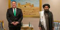 O então secretário de Estado Mike Pompeo e Abdul Ghani Baradar se reuniram em setembro de 2020 em Doha.  Foto: Getty Images / BBC News Brasil