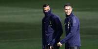 Benatia junto com Cristiano Ronaldo em treino da Juventus (Foto: MARCO BERTORELLO / AFP)  Foto: Lance!