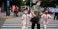 Pessoas caminham pela rua de máscara em Xangai, China
10/08/2021 REUTERS/Aly Song  Foto: Reuters