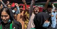 Pessoas carregam bandeira do Afeganistão durante protesto em Cabul
19/08/2021
REUTERS/Stringer  Foto: Reuters