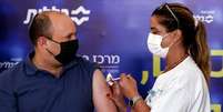 Premiê de Israel, Naftali Bennett, recebe terceira dose de vacina Pfize/BioNTech contra Covid-19 em Kfar Saba
20/08/2021 REUTERS/Ronen Zvulun  Foto: Reuters